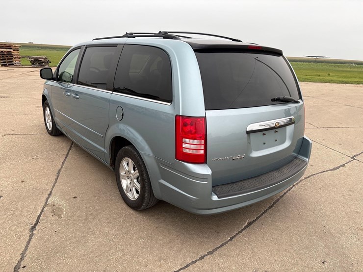 2008-chrysler-town-&-country-touring-image-4