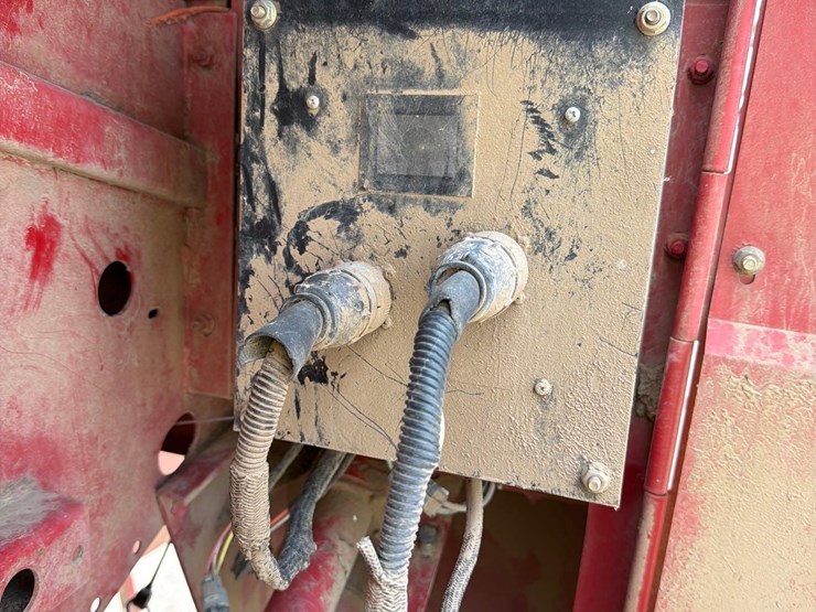 new-holland-660-image-34