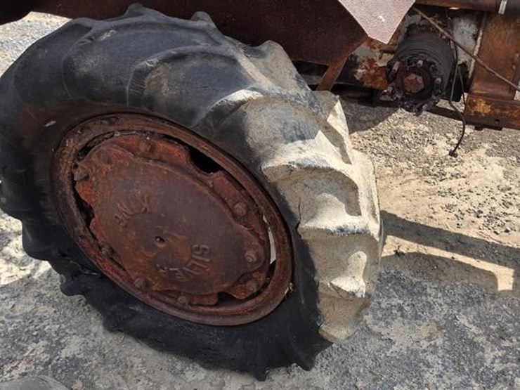 silver-king-tractor-(not-running)-106-image-12