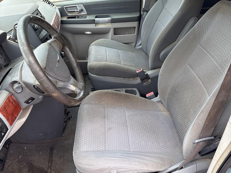 2008-chrysler-town-&-country-touring-image-30