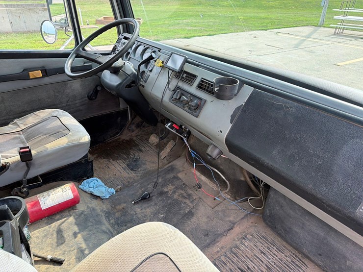 2000-freightliner-fl60-image-31