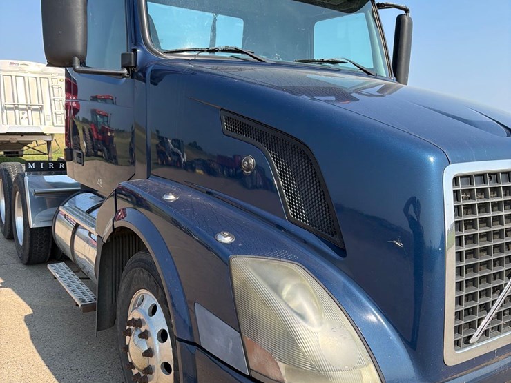2005-volvo-semi-truck-image-14