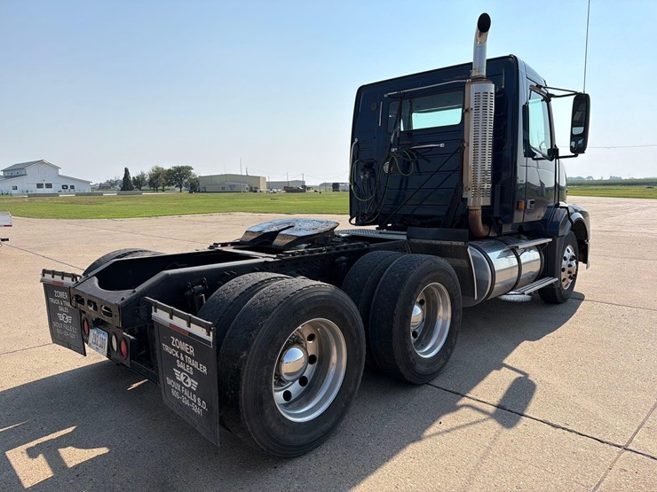 2005-volvo-semi-truck-image-3