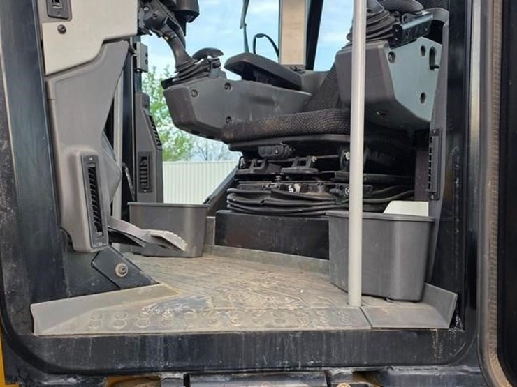 2020-caterpillar-140-image-59