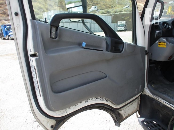 2015-hino-195h-image-14