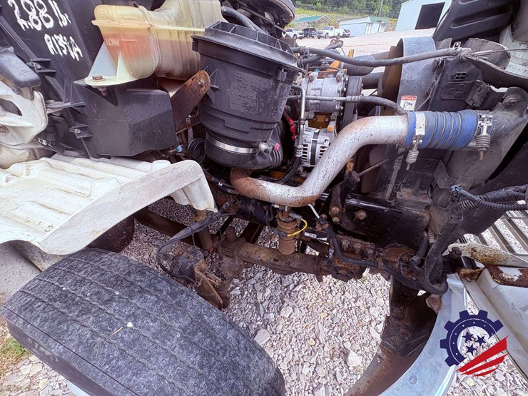 2006-freightliner-m2-106-image-36