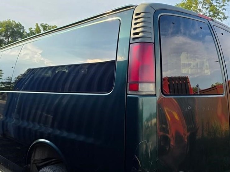 2001-chevrolet-express-3500-image-16