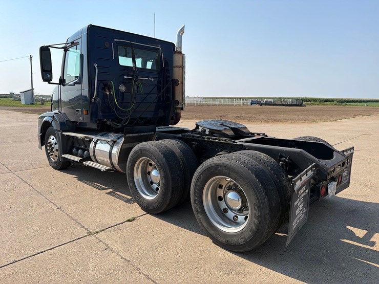 2005-volvo-semi-truck-image-4