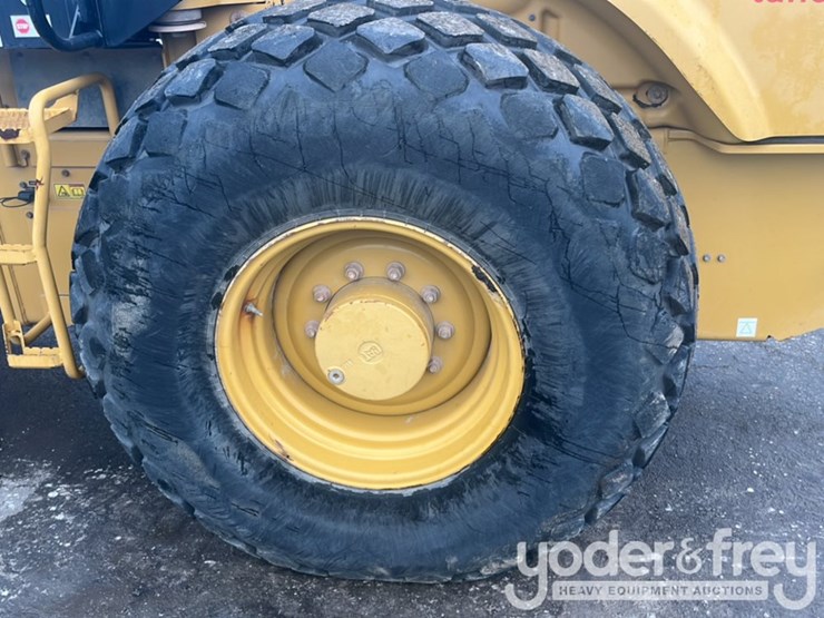 2016-caterpillar-cs56b-image-11