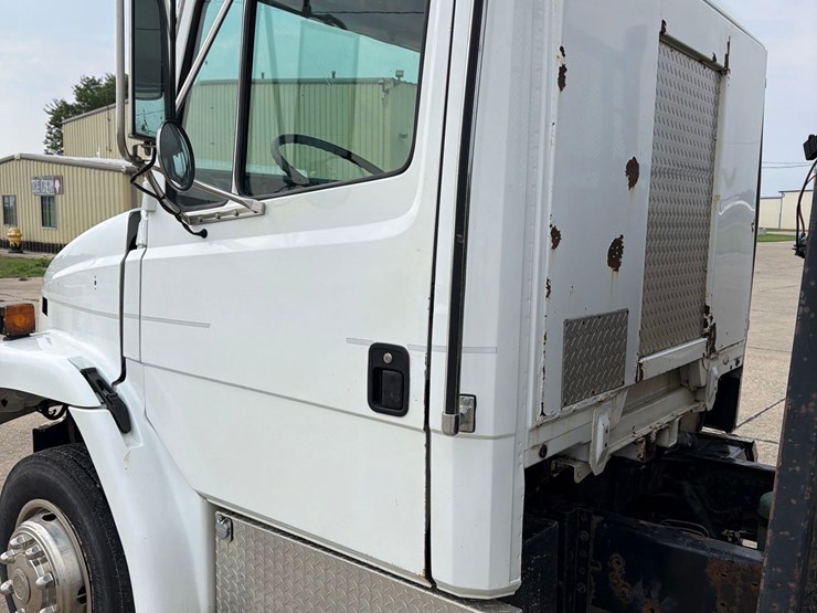 2000-freightliner-fl60-image-9