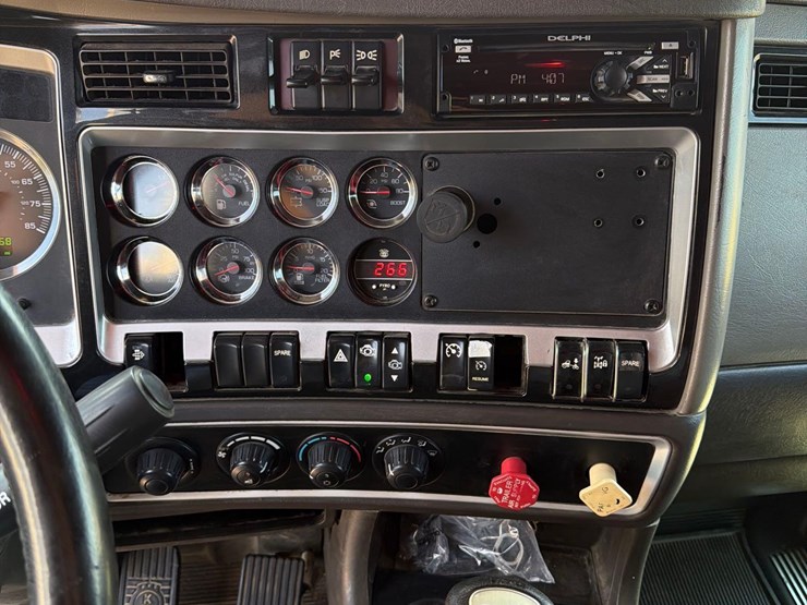 2010-kenworth-t660-image-35