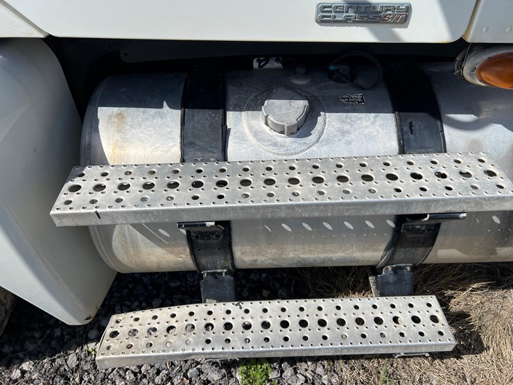freightliner-cst120-image-11