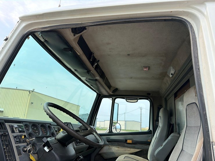 2000-freightliner-fl60-image-34