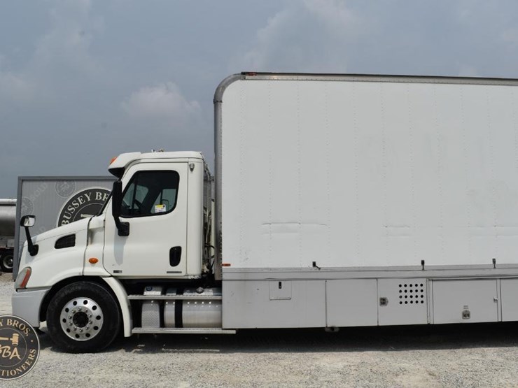 2011-freightliner-cascadia-113-image-2