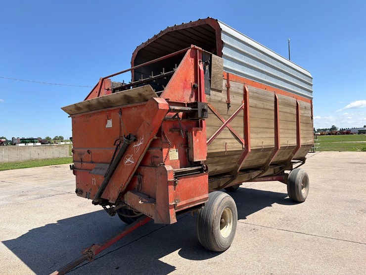 roorda-16ft-front-unload-silage-wagon-image-1