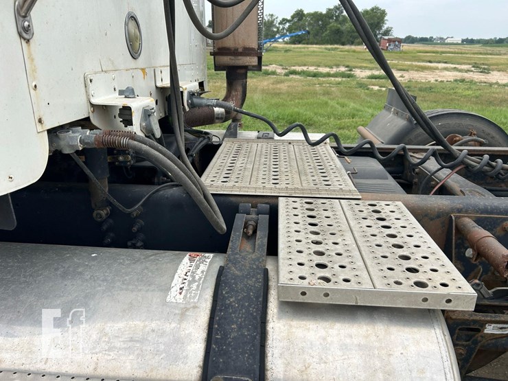 2005-freightliner-columbia-120-image-53