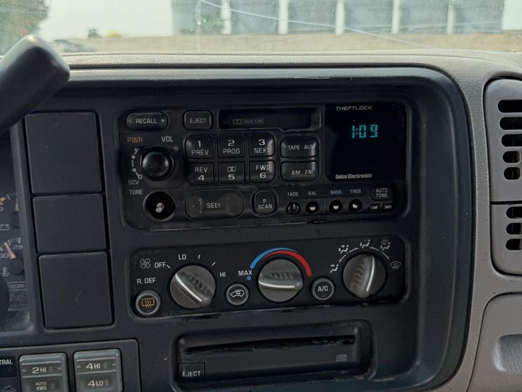 1999-chevrolet-suburban-image-26