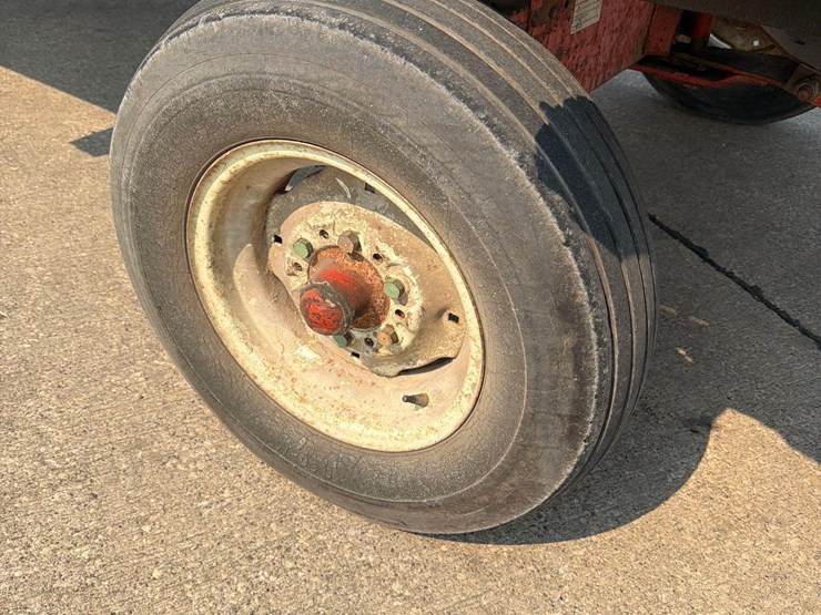 lindsay-14ft-front-unload-silage-wagon-image-24
