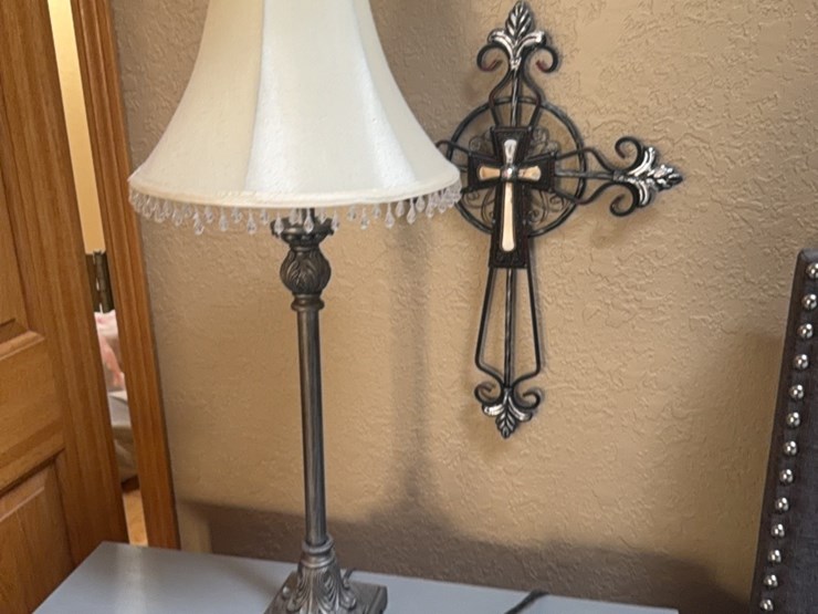 matching-set-of-two-lamps,-also-included-is-decorative-cross-and-2-clock-radios-image-4