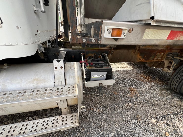 mdhd-freightliner-for-project-or-parts-equipped-with-an-m11-and-an-adams-tender-image-9