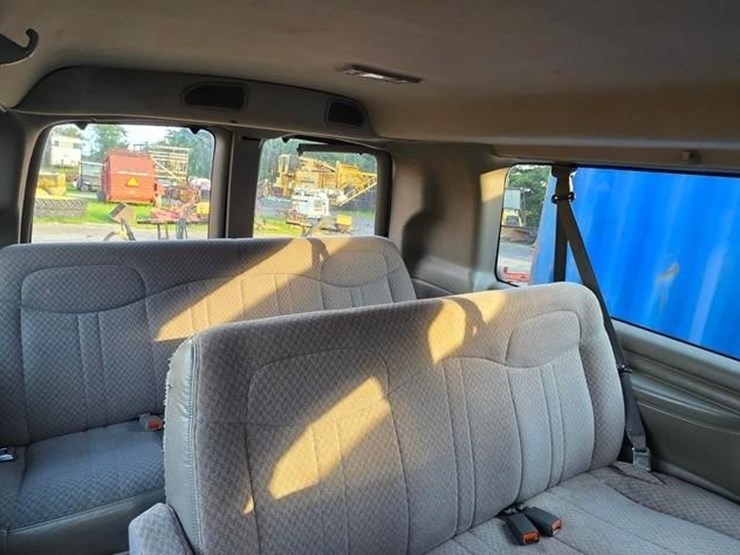 2001-chevrolet-express-3500-image-38