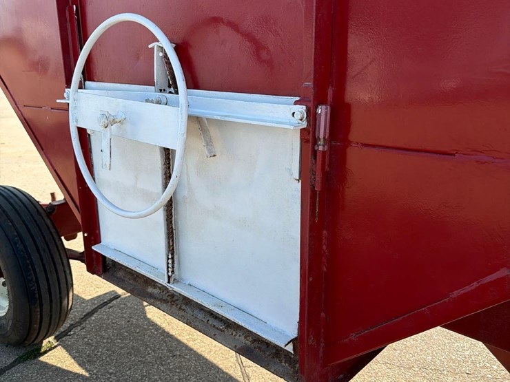 lundell-250-bushel-gravity-wagon-image-15