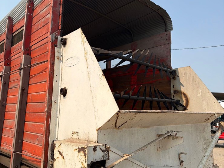 lindsay-14ft-front-unload-silage-wagon-image-22