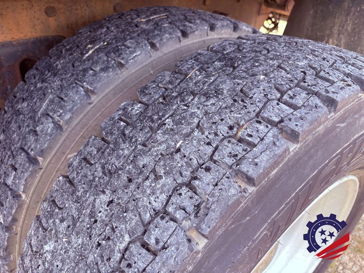 2006-freightliner-m2-106-image-19