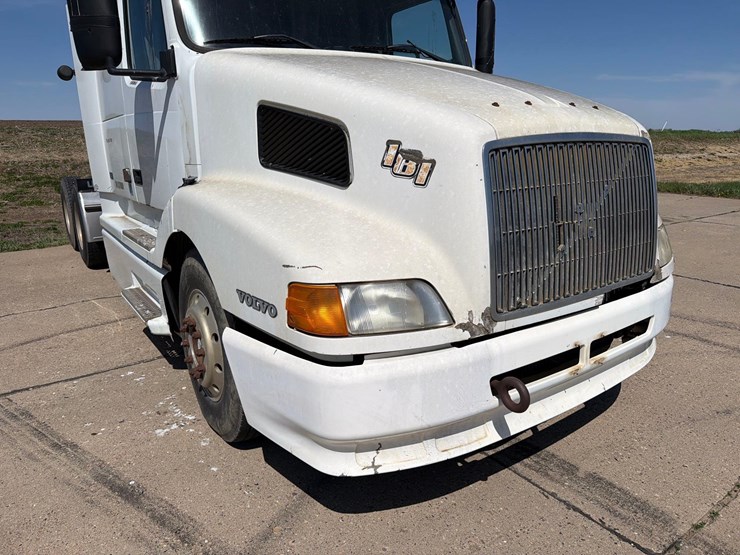 1999-volvo-vn-image-17