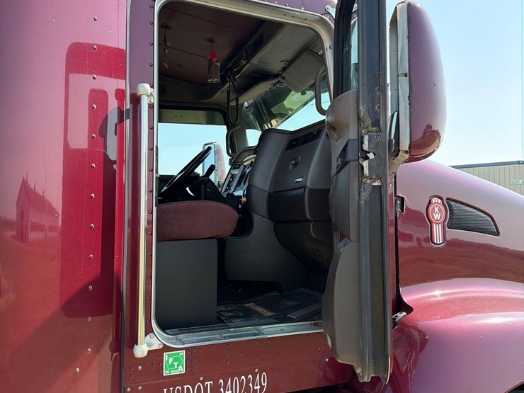 2010-kenworth-t660-image-49