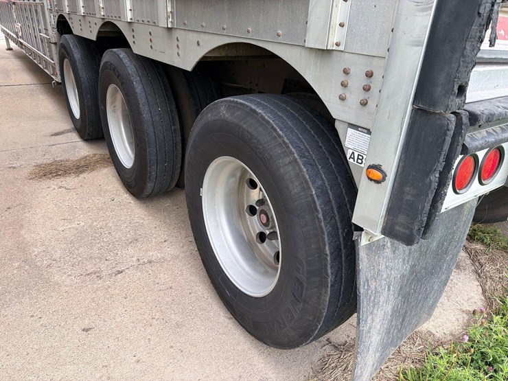 2016-wilson-livestock-trailer-image-11