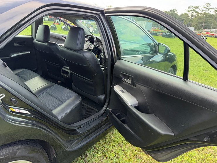 #106-•-2013-toyota-camry-passenger-car-image-18
