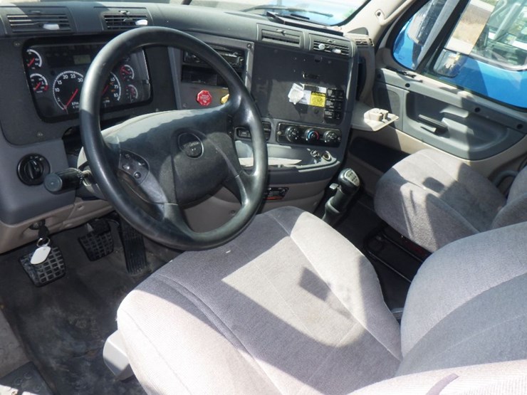 2015-freightliner-cascadia-125-image-16
