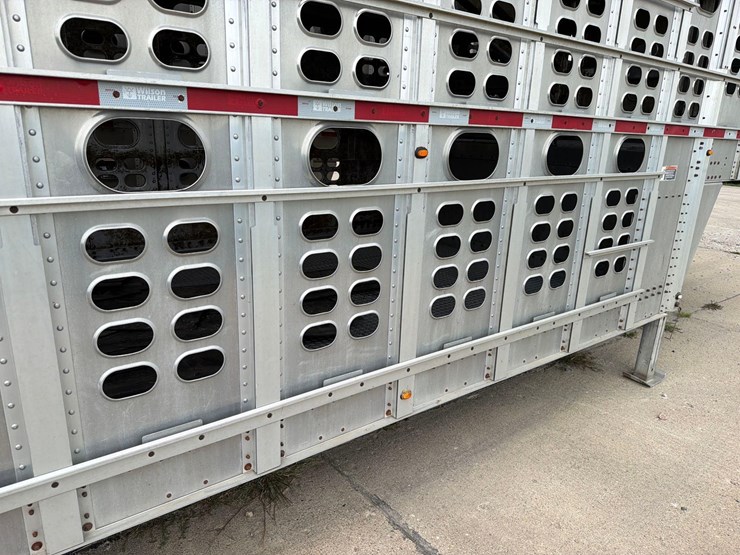 2016-wilson-livestock-trailer-image-34