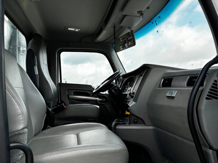 2019-kenworth-t680-image-8