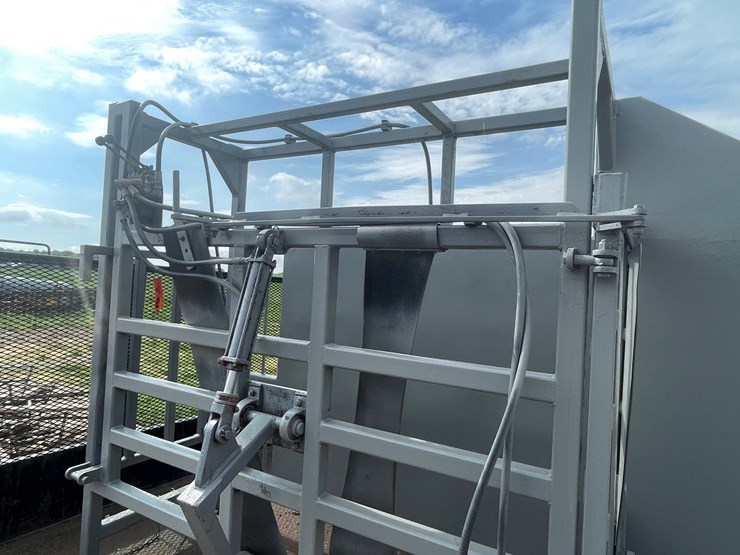 #303-•-tidenberg-heavy-duty-lay-down-cattle-chute-image-11