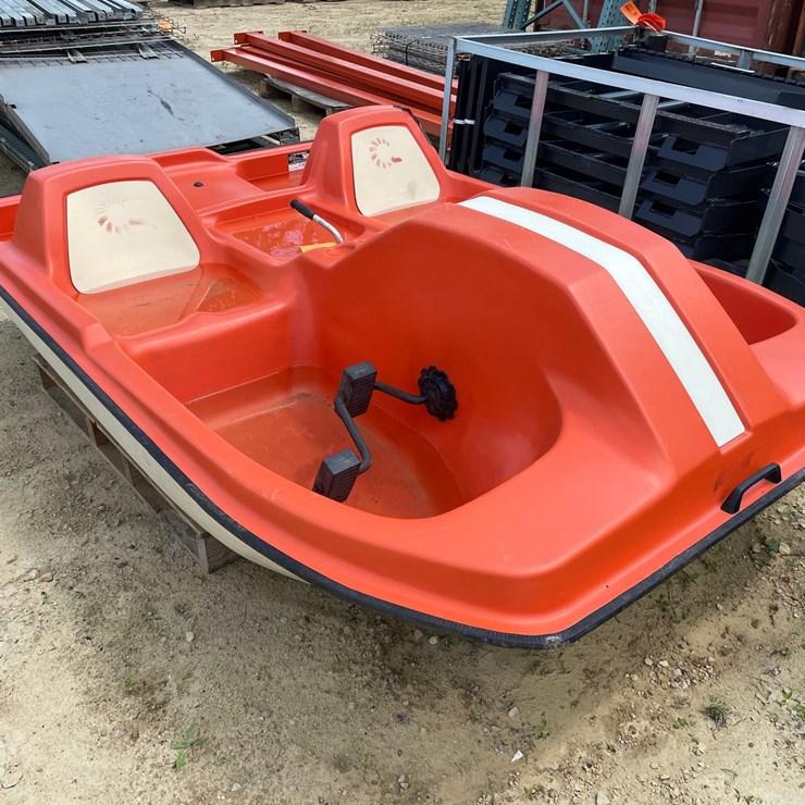 #3583 • Contour Paddle Boat