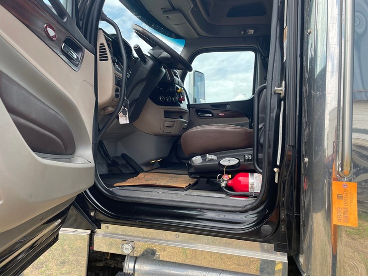2020-peterbilt-567-image-19
