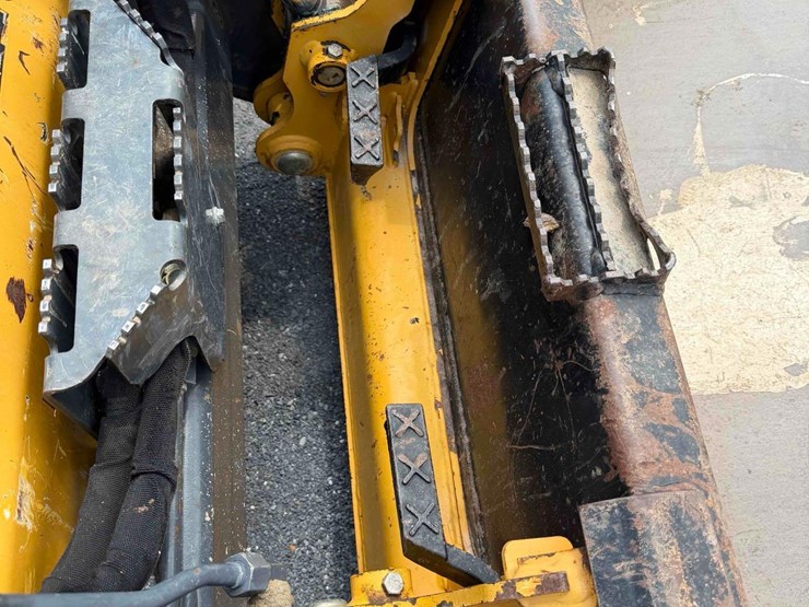 2018-deere-318g-image-5