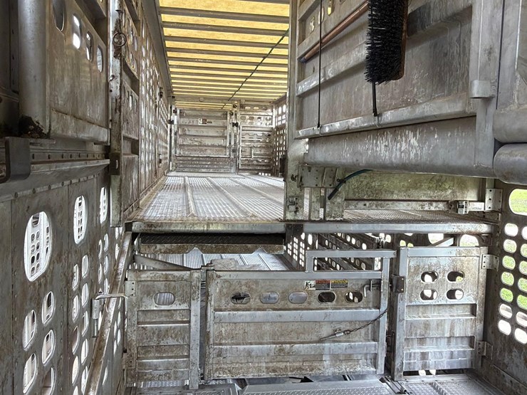 2016-wilson-livestock-trailer-image-41