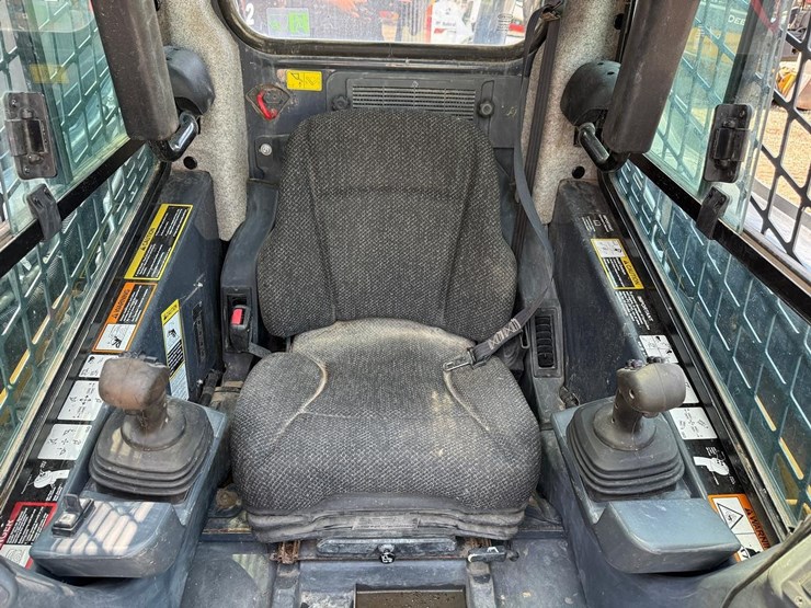 2016-deere-320e-image-17