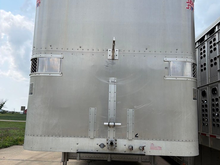 2016-wilson-livestock-trailer-image-2