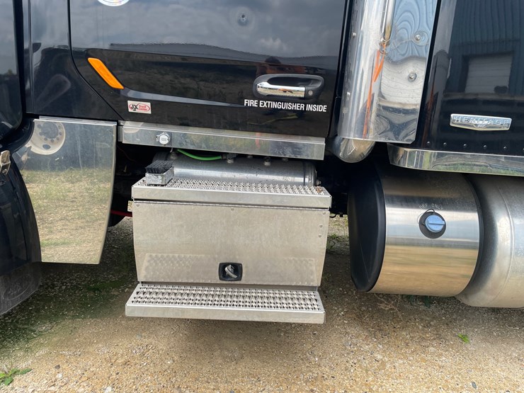 2020-peterbilt-567-image-17