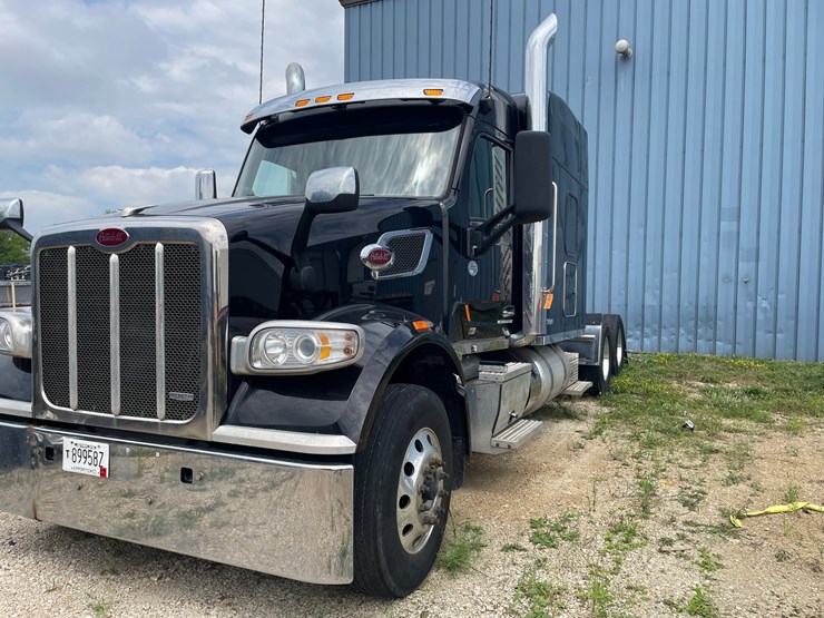 2020-peterbilt-567-image-1