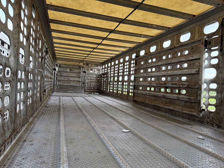2016-wilson-livestock-trailer-image-43