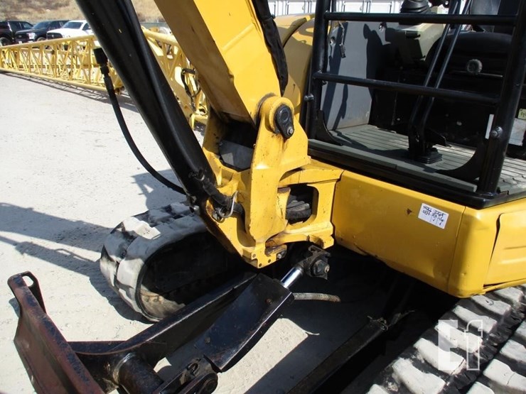 2016-caterpillar-305.5e-image-18