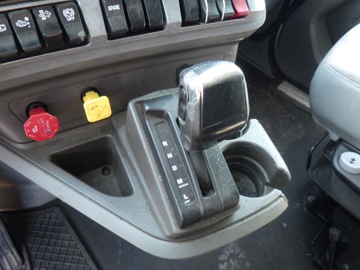 2017-kenworth-t680-image-21