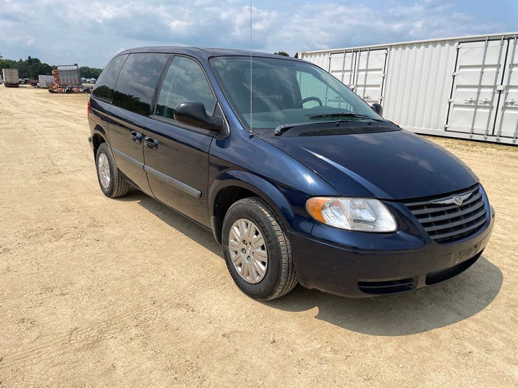 2006-chrysler-town-&-country-image-3