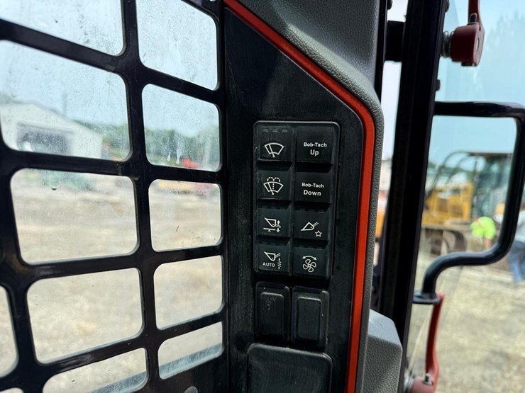 2020-bobcat-t76-image-26