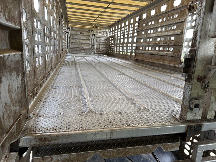 2016-wilson-livestock-trailer-image-42